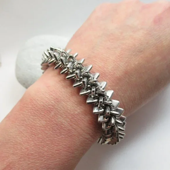 Handwoven spiky silver triangle bracelet - Picture 5 of 12